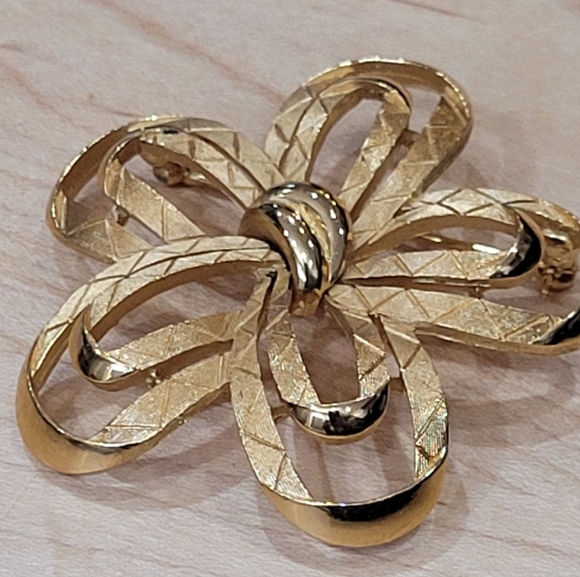 Vintage Trifari Gold Tone Brooch - Picture 1 of 10